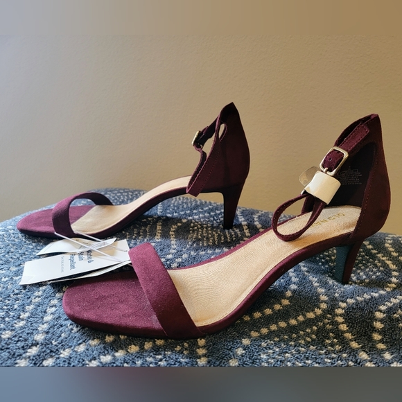 Old Navy Burgundy Faux Suede Kitten Heel Sandal. Size 9 - Picture 3 of 3